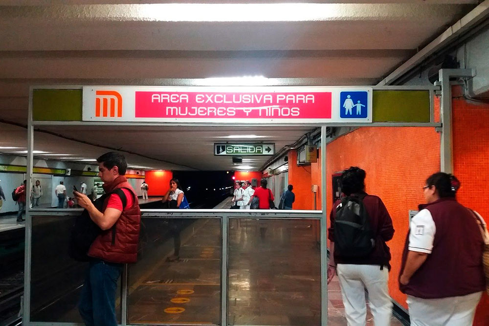 Одна из станций метро в Мехико. Это вход в зону, где могут находиться только женщины и дети