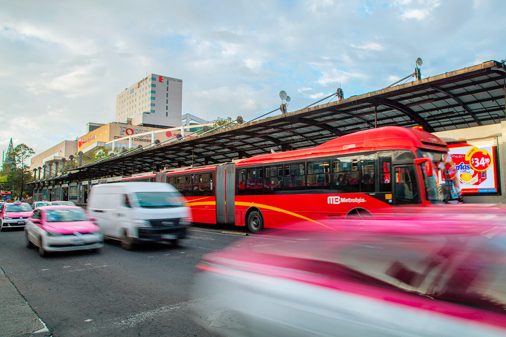 А так выглядят метробусы. Этот самый большой, обычно они покороче — без последнего отсека. Фото: Aberu.Go / Shutterstock
