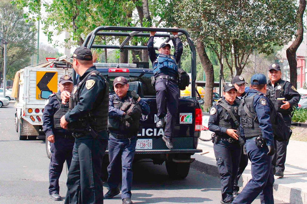 Полицейские в Мехико стараются передвигаться по городу только большими группами
