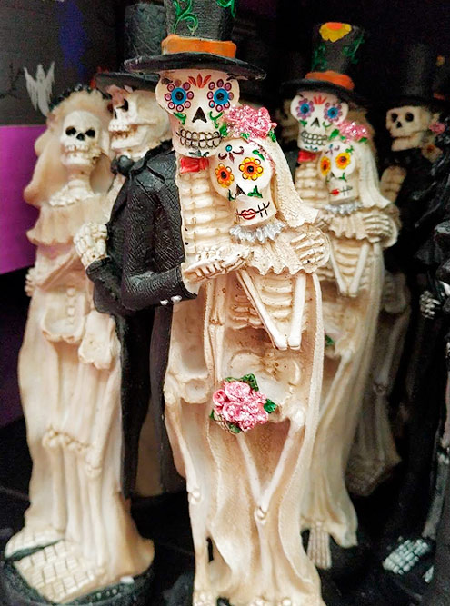 Праздничные фигурки из супермаркета ко Дню мертвых