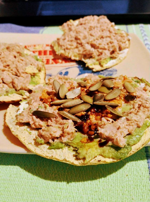 Домашние тостадас с тунцом, авокадо, острым соусом и тыквенными семечками