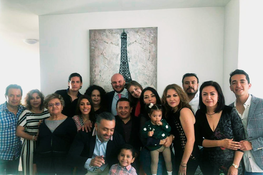 Часть нашей мексиканской семьи — еще столько же человек на фото не попало