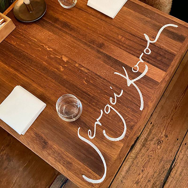 Берлинский ресторан Tulus Lotrek с одной звездой подписывает имена гостей прямо на столе