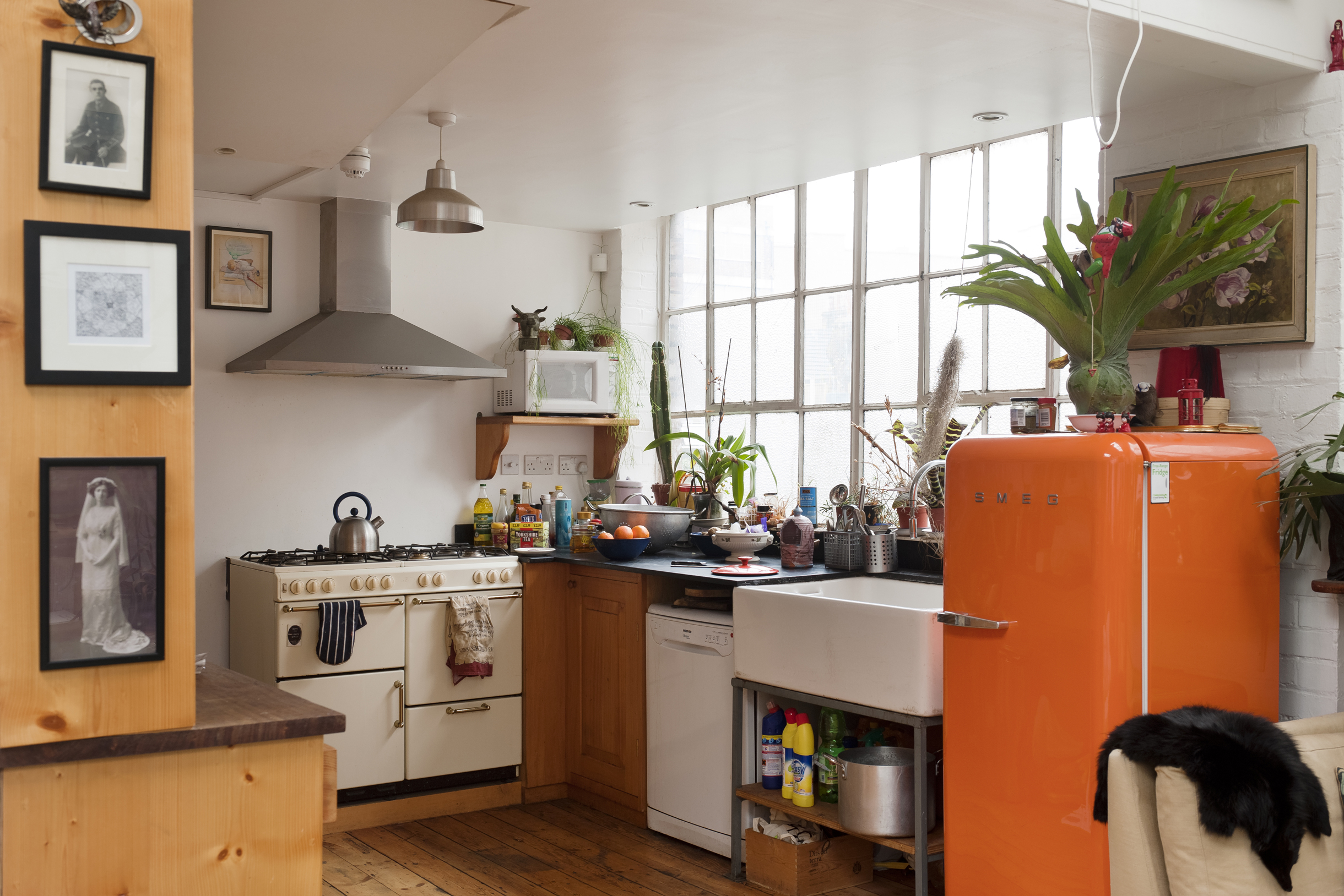 Винтажные детали, например постеры и техника, отлично дополняют стиль мидсенчури в кухне. Обратите внимание, что стены и пол остаются нейтральными. Фотография: Andreas von Einsiedel / Getty Images