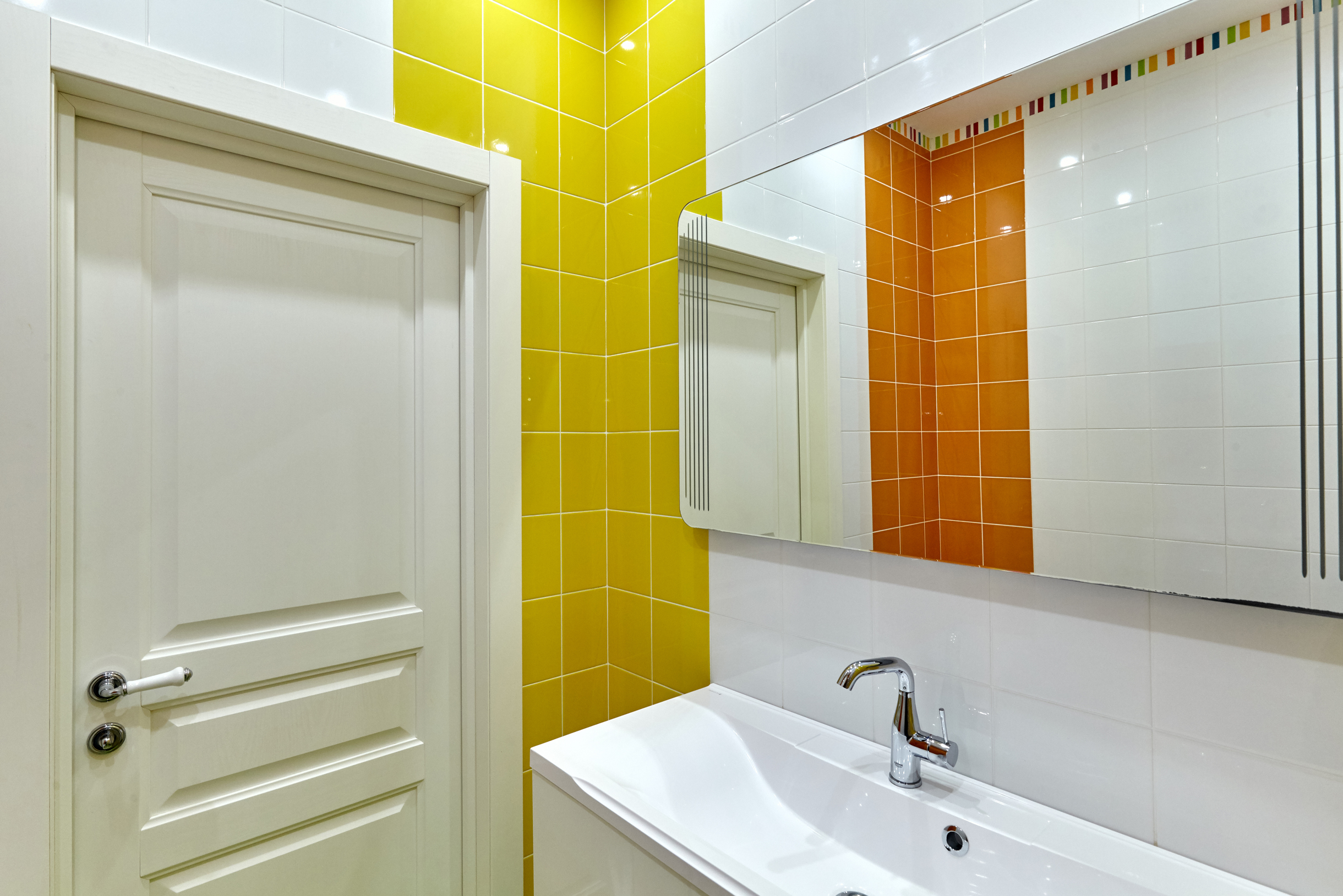 В ванной попробуйте добавить ярких акцентов. Если переживаете, что плитка быстро надоест, лучше выбрать разноцветные шторки для душа, коврики и полотенца. Фотография: Stelmakh Oxana / Shutterstock / FOTODOM