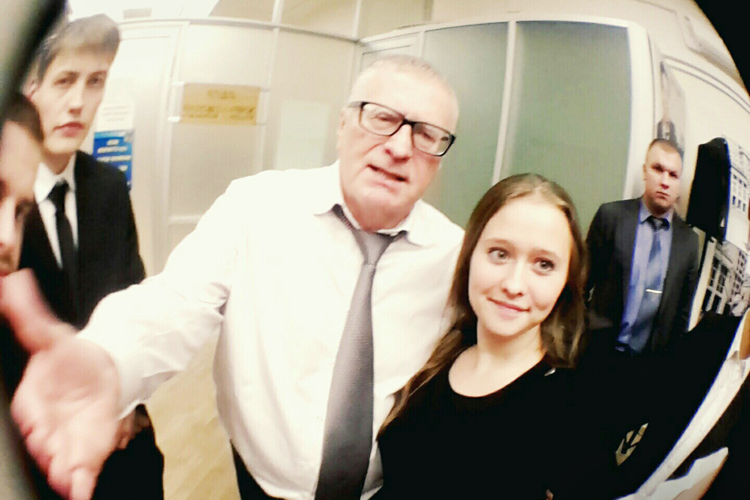 Однажды на мероприятии мне удалось сфотографироваться с Владимиром Жириновским. Кажется, это был один из его визитов в Государственную думу. Иногда у нас набирали добровольцев, и они посещали открытые заседания или какие⁠-⁠то лекции
