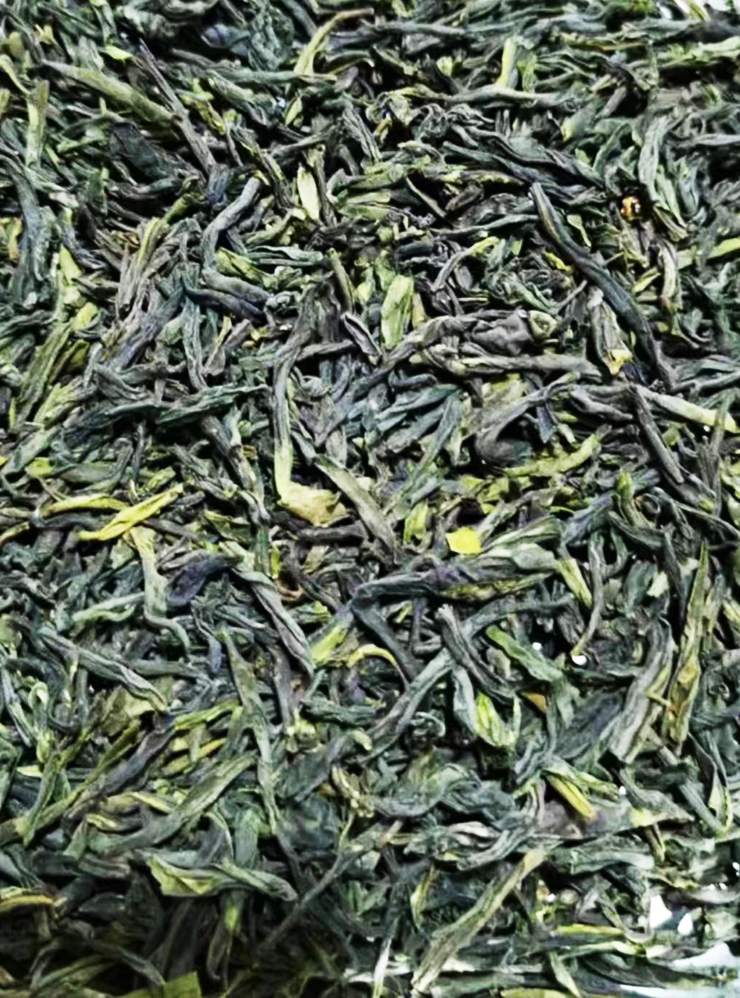 Слева — чай люань гуапянь, а справа — сиху лунцзин. Оба сорта — это зеленый чай, но они выращиваются в разных регионах и по⁠-⁠разному обрабатываются, поэтому сильно отличаются друг от друга и по вкусу, и по внешнему виду