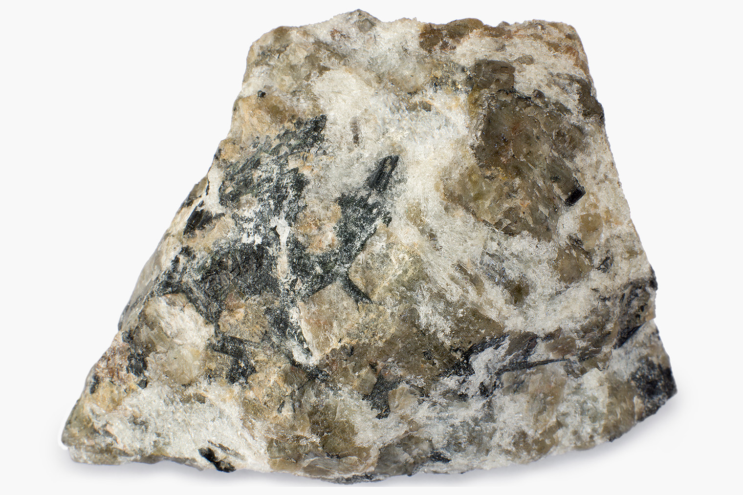 Так выглядит минерал апатит, из которого производят фосфатные удобрения. Фотография: Aleksandr Pobedimskiy / Shutterstock / FOTODOM
