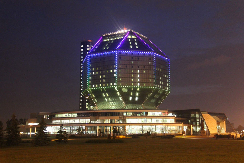Подсветка здания — это многоцветный экран из светодиодов площадью 2000 м². Она включается с заходом солнца и работает до полуночи. Цвета и рисунок меняются. Иногда на экране транслируют рекламу