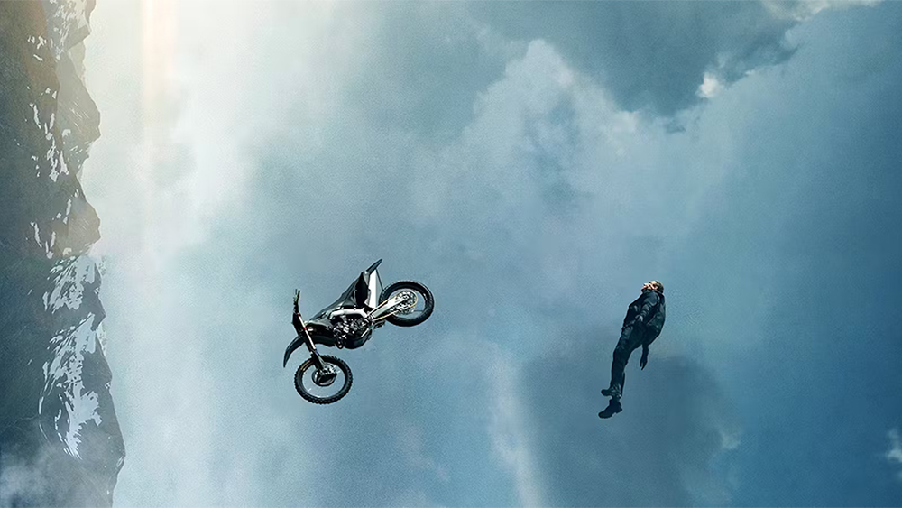 Кульминация фильма — невозможный прыжок со скалы на мотоцикле. Который Том Круз, разумеется, исполнил по⁠-⁠настоящему