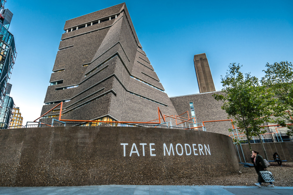 Здание «Тейт Модерн» — само по себе достопримечательность Лондона. Фото: NoyanYalcin / Shutterstock