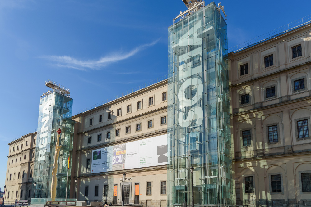 Стеклянные лифты музея находятся снаружи здания, и из них открывается красивый вид на Мадрид. Фото: JJFarq / Shutterstock