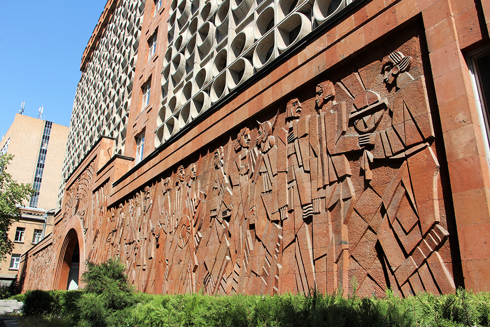 Барельеф в нижней части здания украсили разными фигурами из истории Армении. Источник: Юля Гудевич