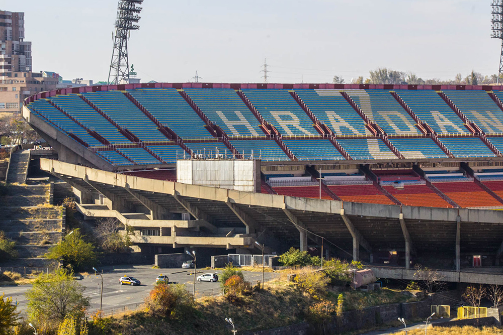 Ступеньки и западный ярус стадиона. Источник: Арсен Андраникян