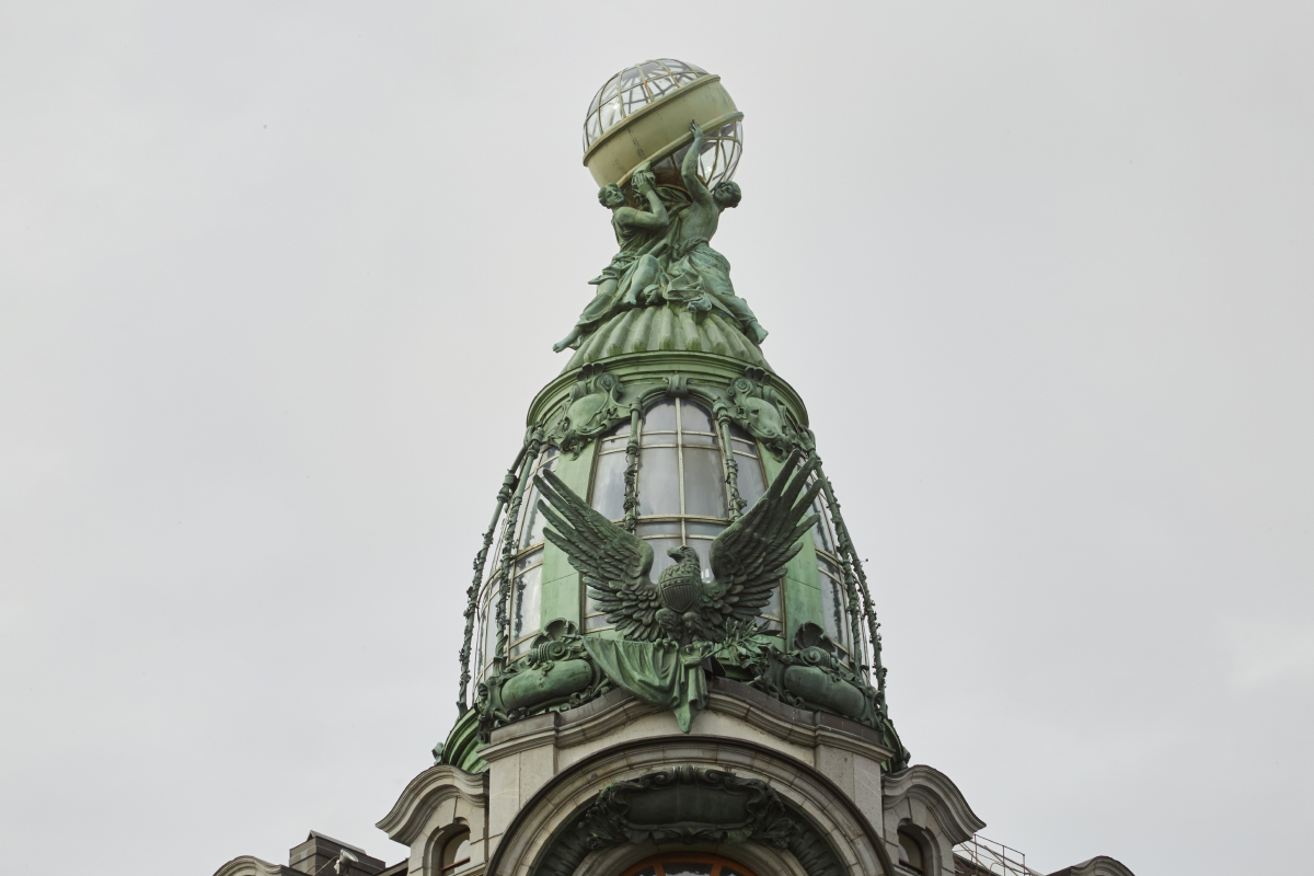 При реконструкции здания восстановили орла под куполом и две фигуры, поддерживающие земной шар