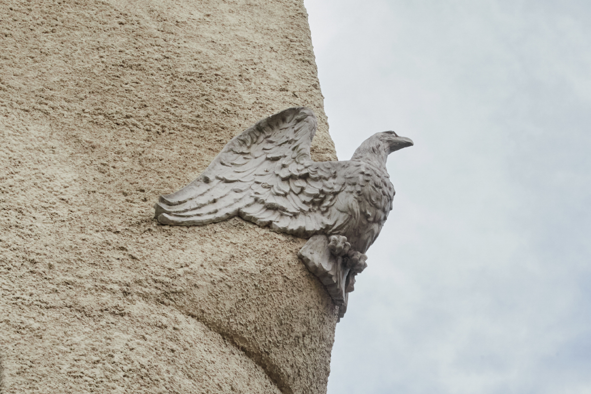 Юго-западный угол дома украшает орел с расправленными крыльями