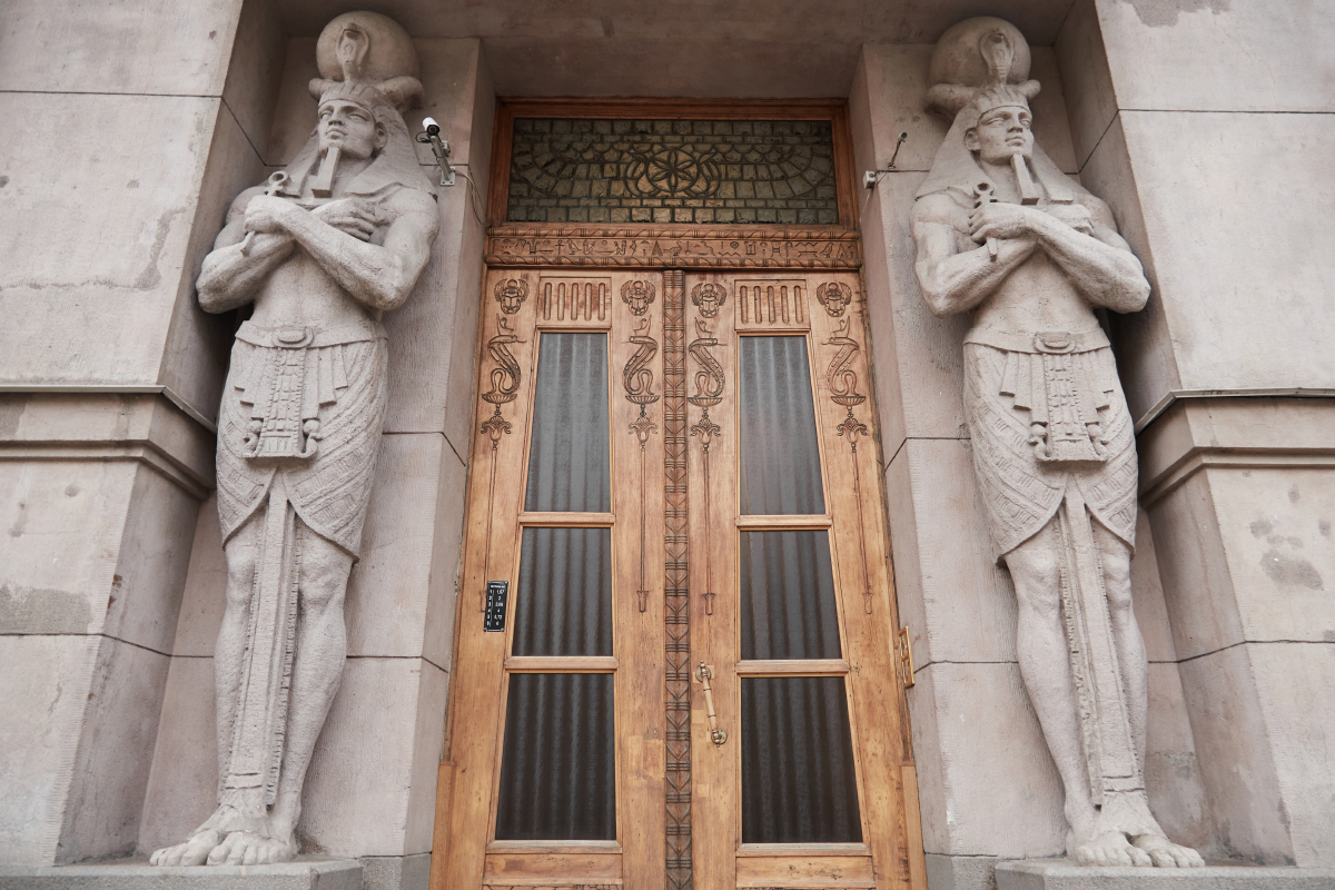Статуи бога Ра стоят на страже парадных входов в дом. Дверь украшена резьбой в том же стиле