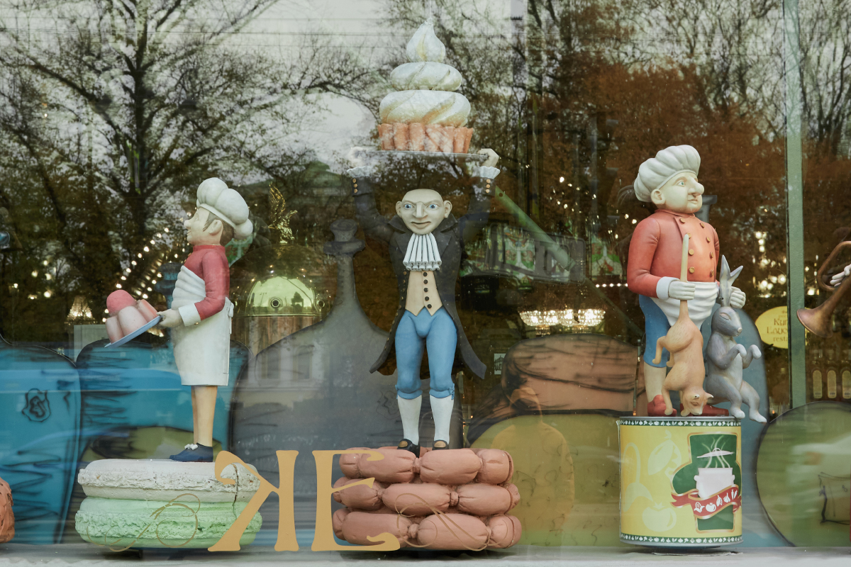 Витрина магазина Елисеевых с театральными куклами из «Щелкунчика». Здесь всегда собираются толпы завороженных детей