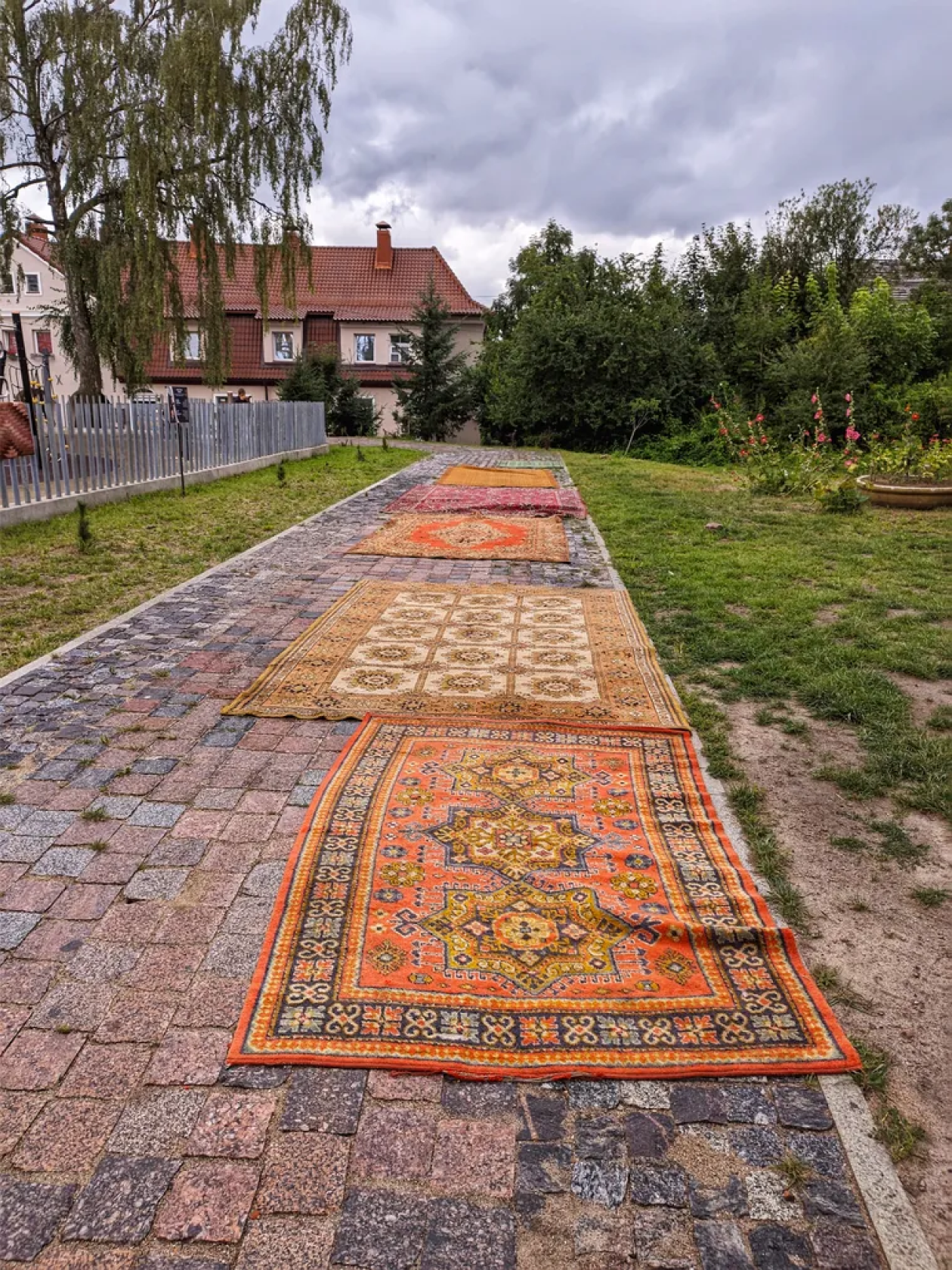 Катаясь по небольшим городкам можно увидеть много интересного, а иногда и неожиданного.