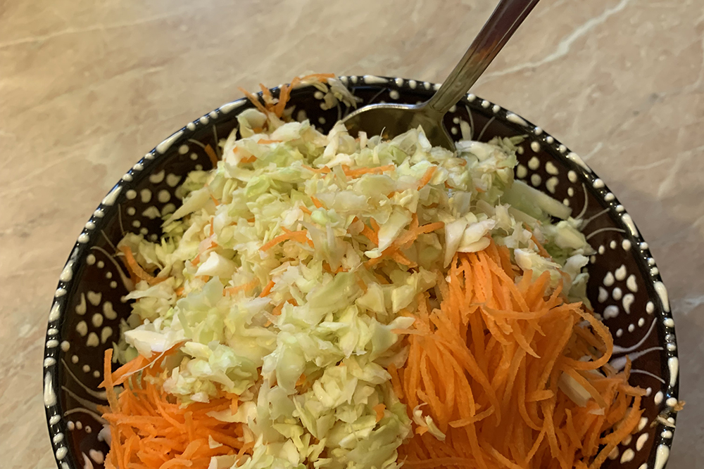За 15 секунд измельчила в комбайне капусту и морковь. Осталось добавить зелень и заправить салат