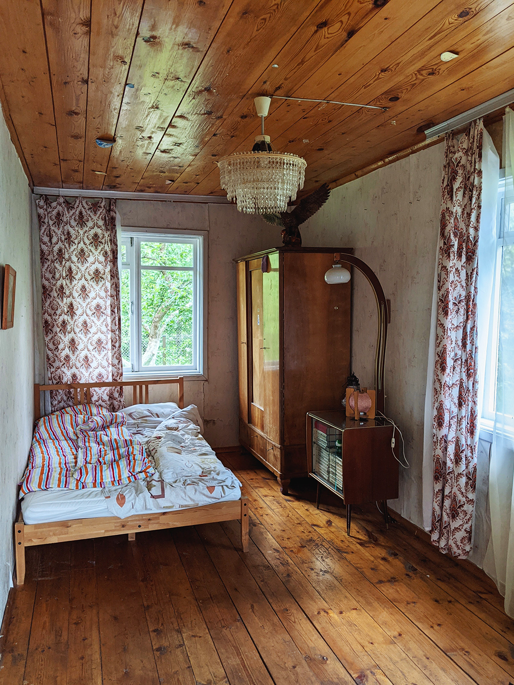 Одна из спален — розовая комната — до и после ремонта