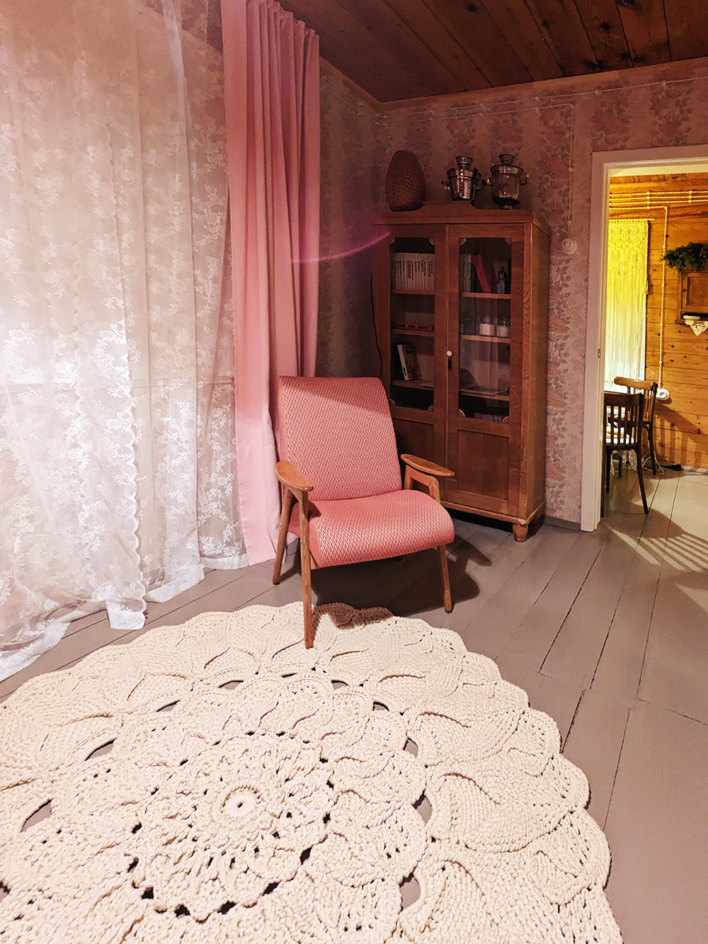 Шикарный коврик в розовой спальне я заказала у мастера с «Авито»