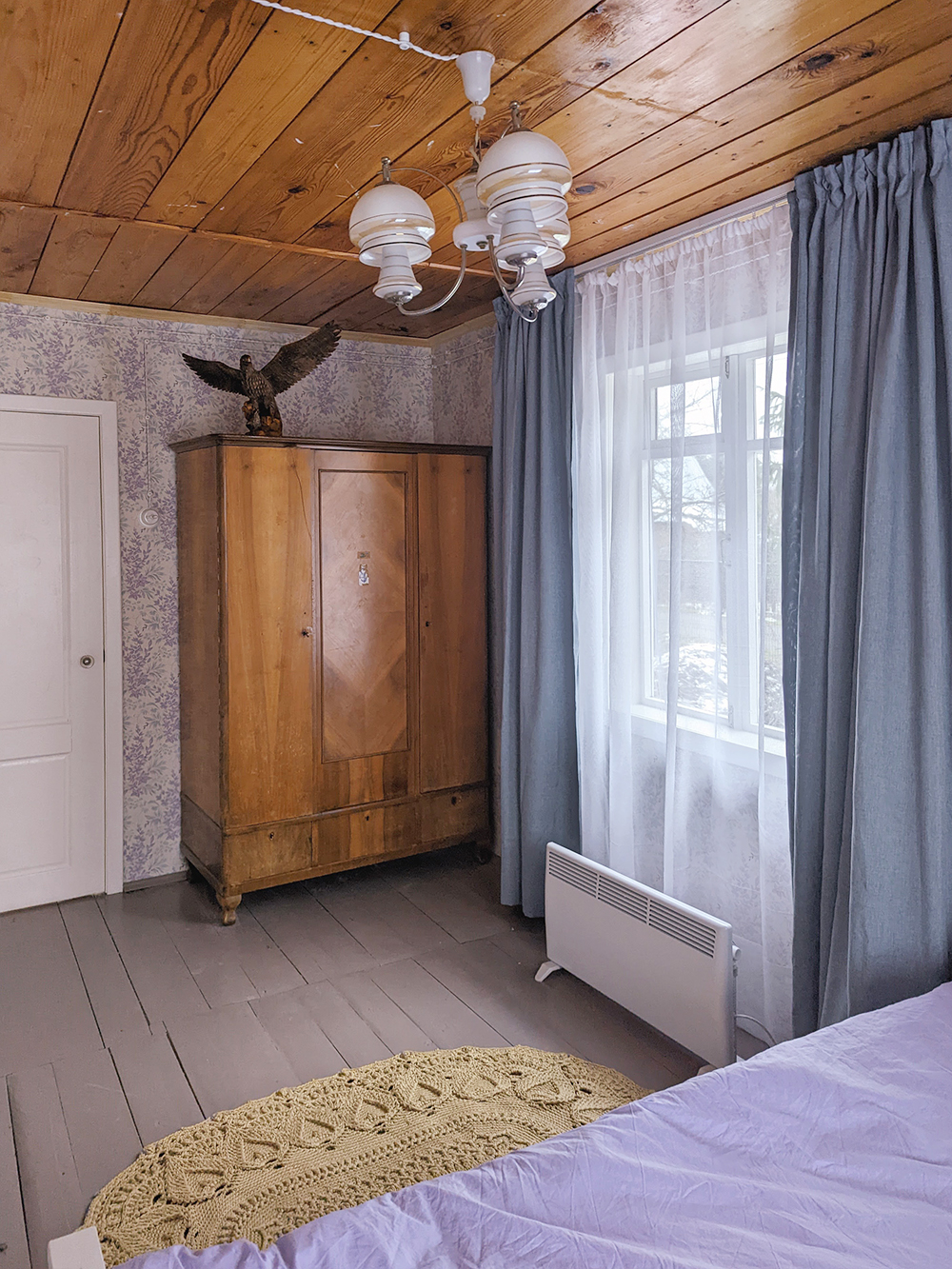 Голубая спальня — на шкафу стоит орел, который достался мне по наследству