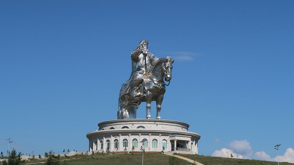 Памятник Чингисхану в Цонжин-Болдоге — самый большой конный памятник в мире, его высота 40 м. Внутри лестница и музей, а на голове лошади смотровая площадка. Фото Станислава Фурсова