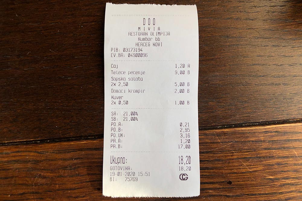 Чек из ресторана Olimpija: чай, жаркое, шопский салат, картофель по-домашнему, кувер — все за 18,2 € (1307 ₽)