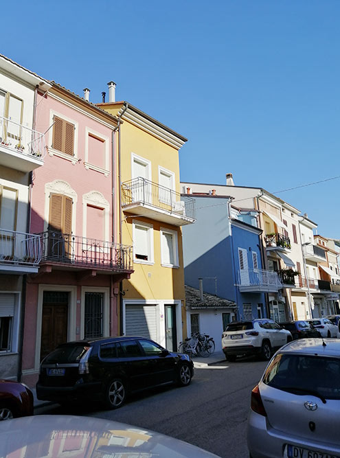 Разноцветные небольшие домики в Порто-Реканати выглядят очень красиво