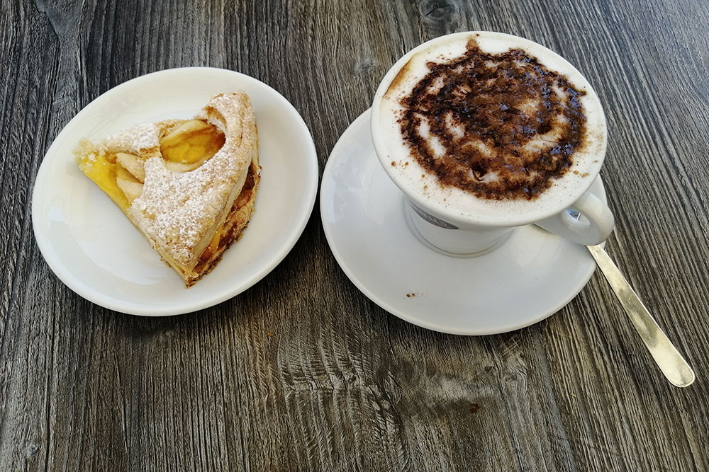 Итальянский завтрак за 2 €: капучино и яблочный пирог