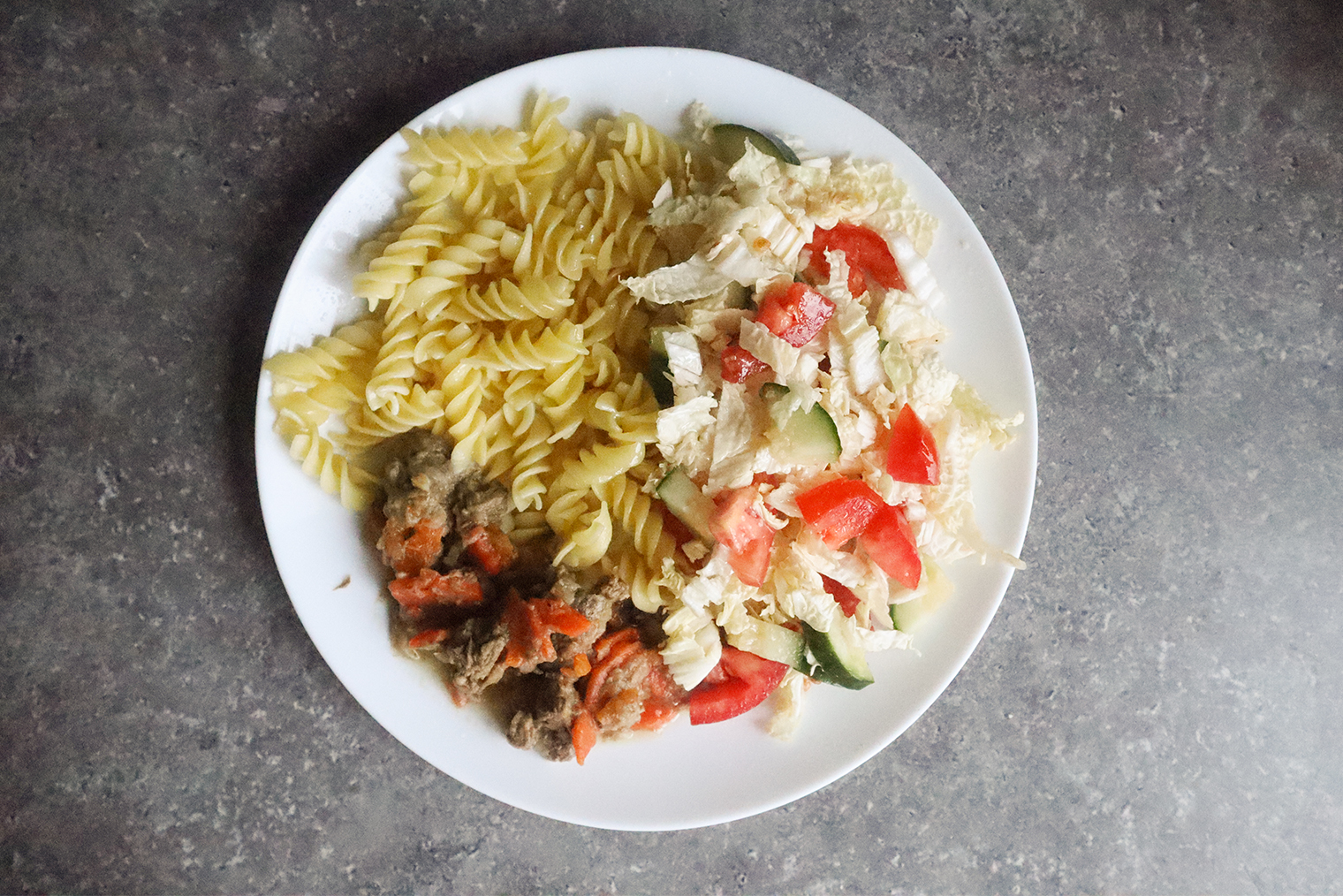 Обед — 150 г овощей: макароны с тушеной говядиной, китайская капуста с огурцом и помидором