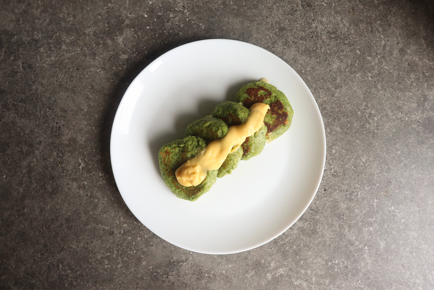 Перекус — 200 г овощей: оладьи из брокколи с сыром под покупным низкокалорийным сырным соусом