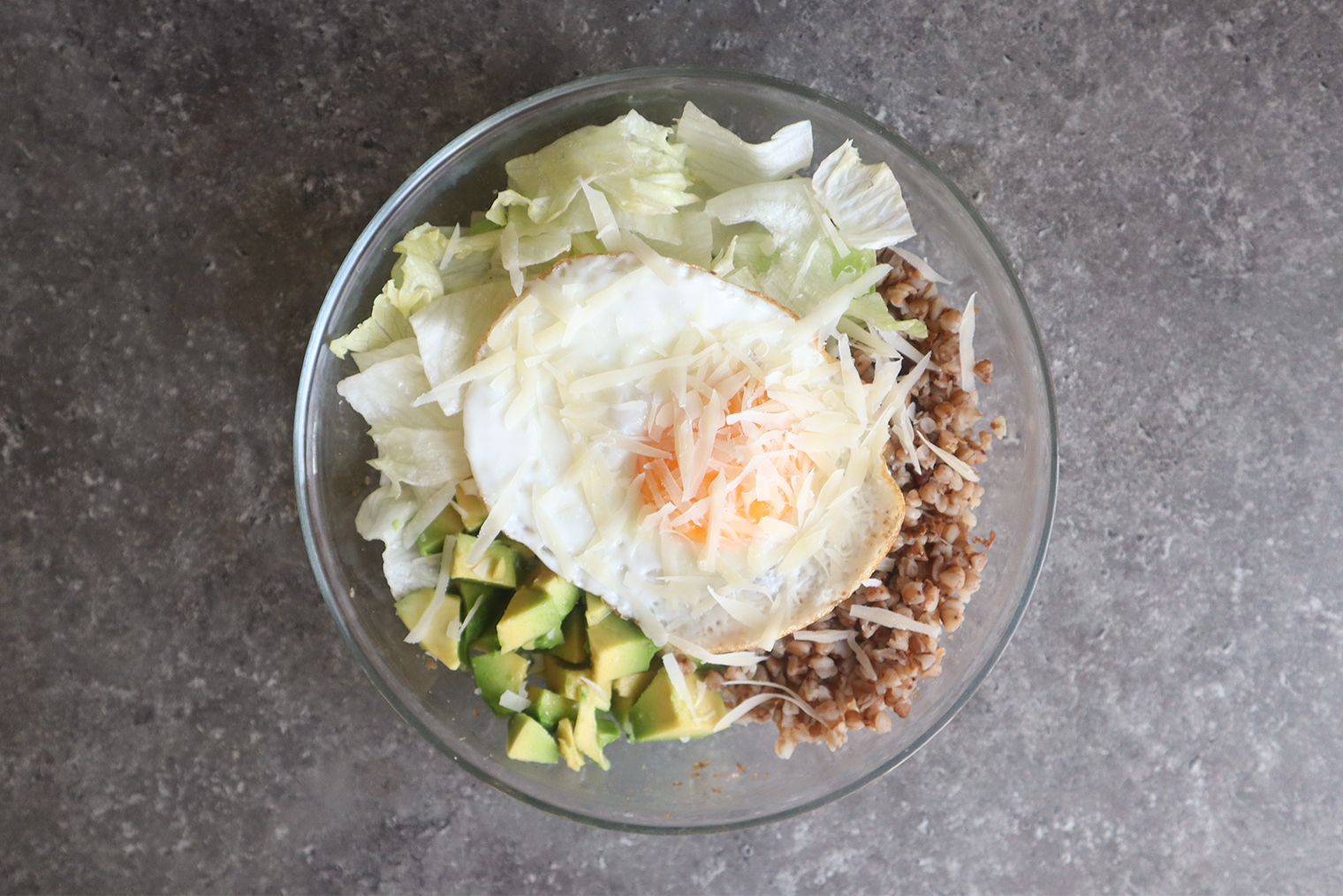 Завтрак — 50 г овощей: гречка с авокадо, салатом айсберг, яйцом и пармезаном