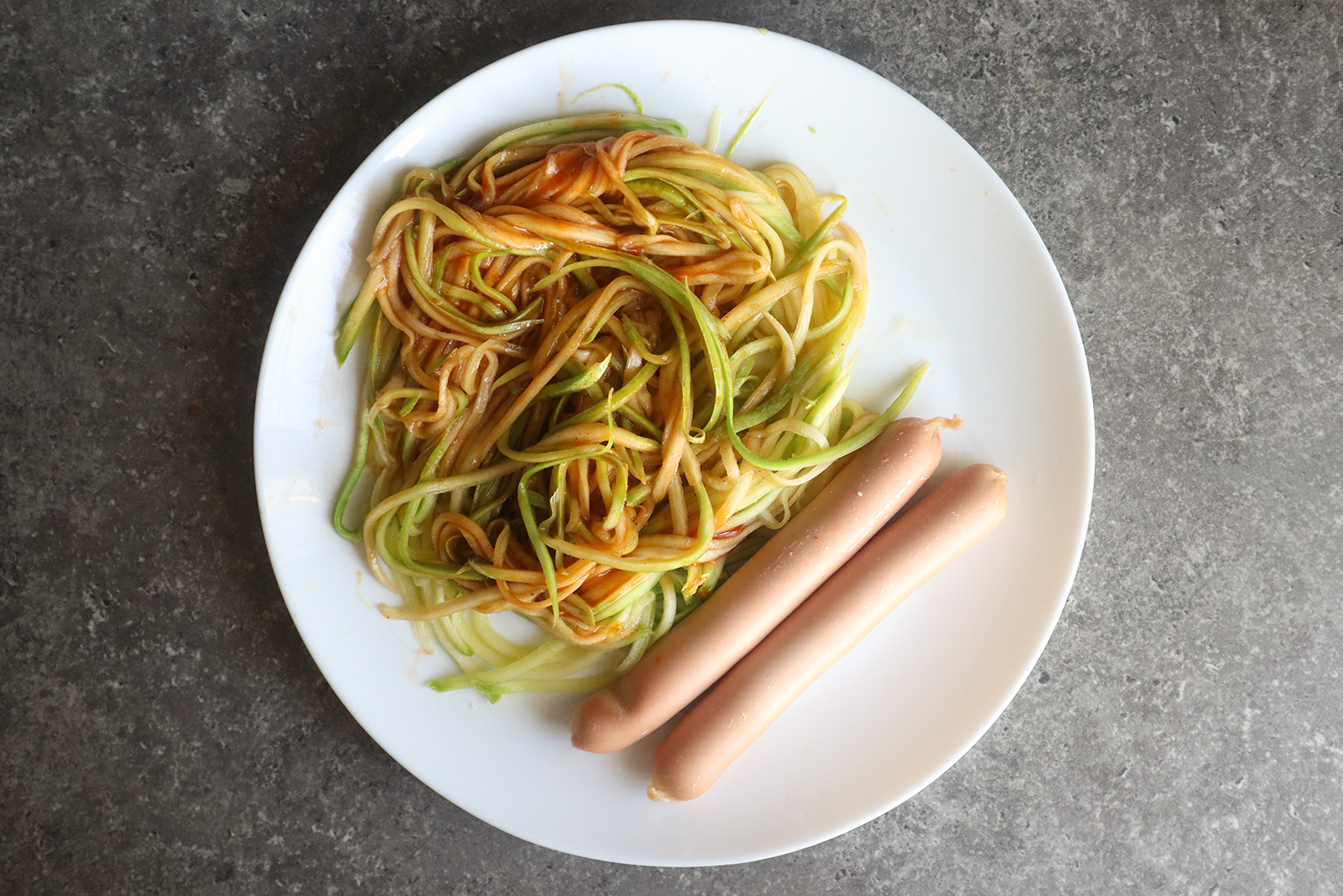 Ужин — 100 г овощей: спагетти из кабачка с покупным низкокалорийным кетчупом и сосисками из индейки