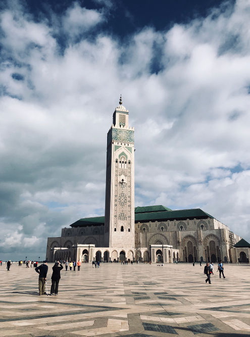 Перед мечетью — огромная площадь