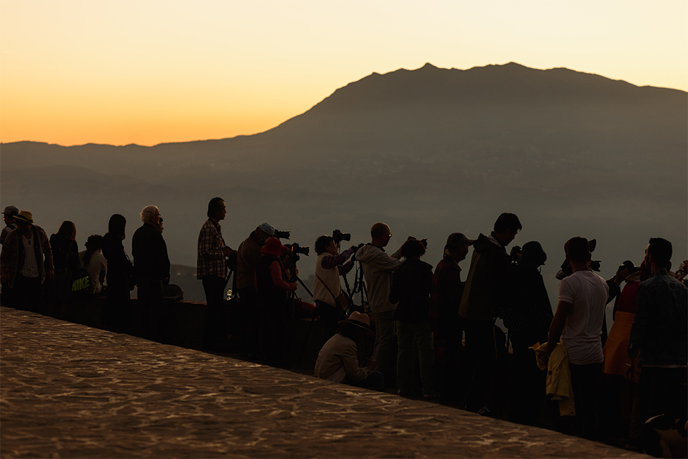 На закате на смотровой площадке собирается армия фотографов в ожидании захода солнца