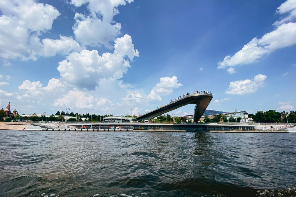Парящий над Москвой-рекой мост — одна из популярных смотровых площадок города