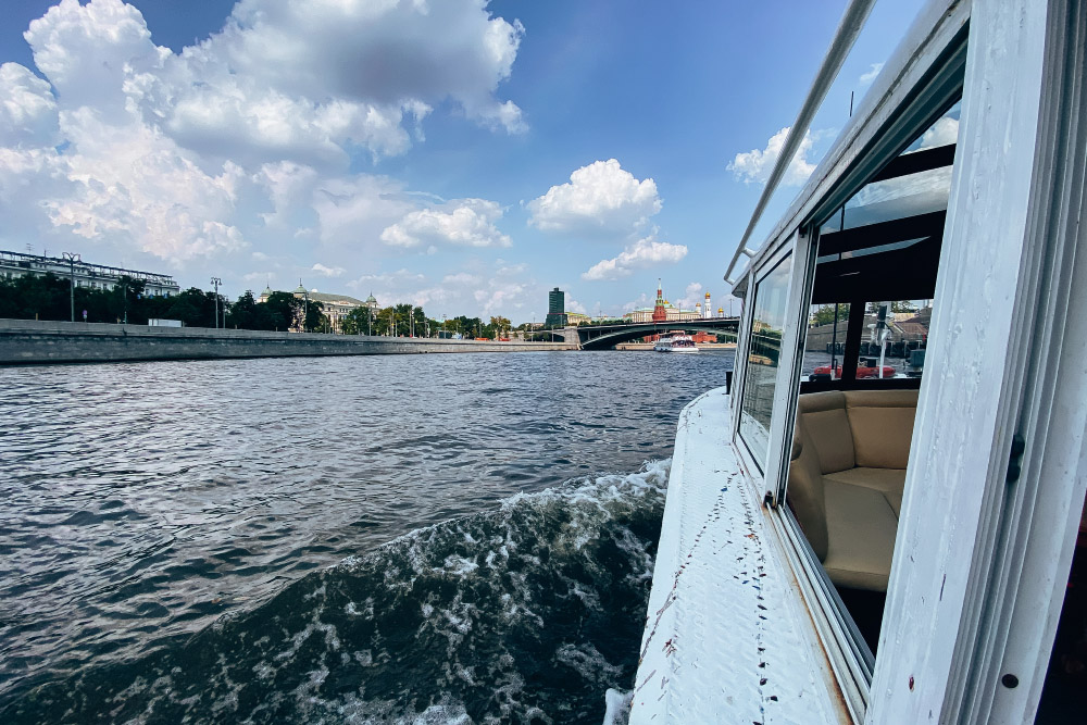 Здесь «Конкорд» из Водоотводного канала вышел в Москву-реку. Он проигрывает в размерах тем гигантам, которые обычно ходят по «большой воде», — всех нужно пропускать