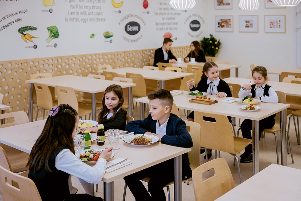В школе разработано специальное меню ресторана со шведским столом и запрещены жареные блюда. Источник: vnukovo.school