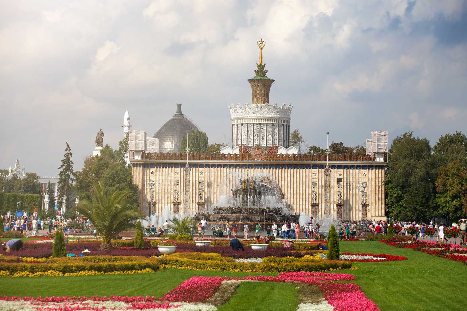 ВДНХ — это пространство в 325 гектаров. Фотография: Alexander_Kazarin / iStock