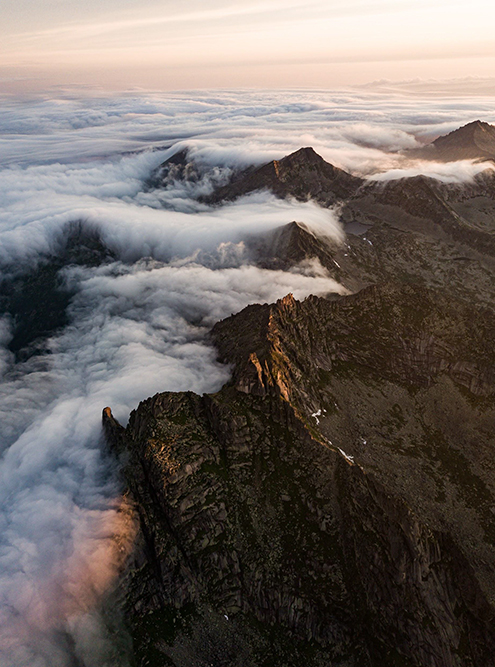 Утром горы утопают в тумане