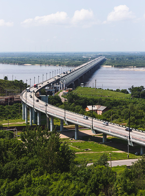 Мост через Амур изображен на купюре номиналом 5000 ₽. Такой вид открывается с недостроенного здания