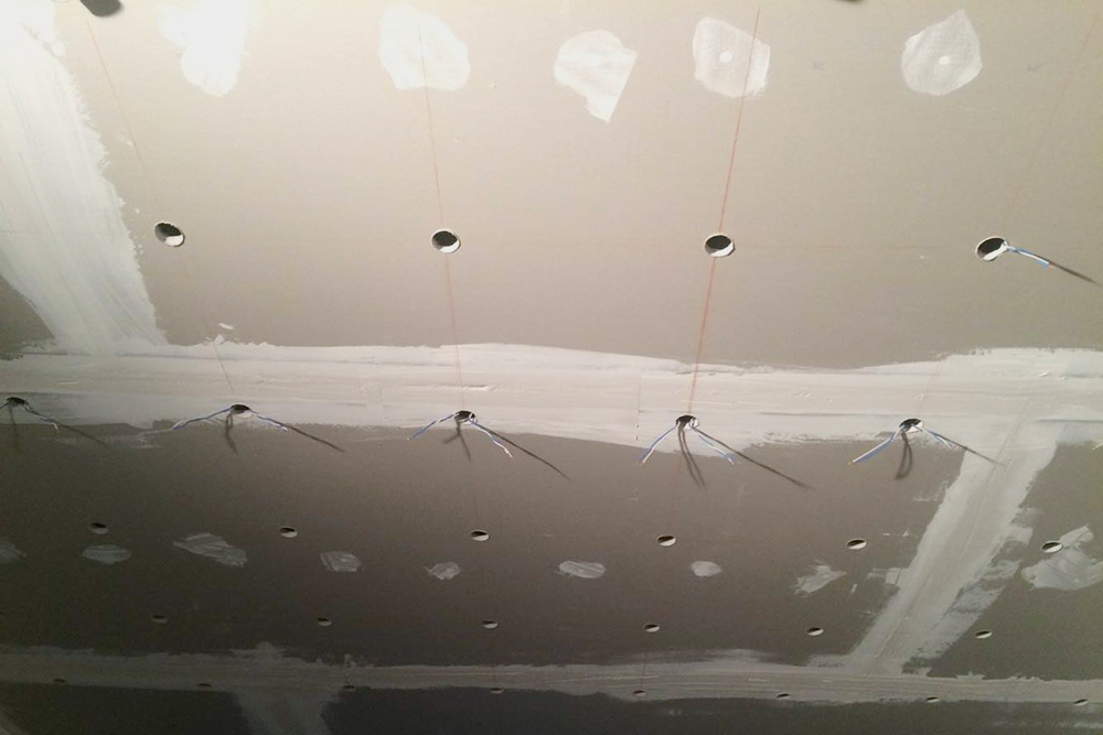 Сделали подвесной потолок из гипсокартона, чтобы вывести освещение, и встроили туда лампочки
