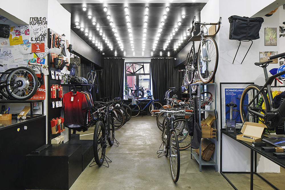 Так выглядит магазин сейчас: мы продаем не только велосипеды, но и сопутствующие аксессуары, а также немного велоодежды для детей и взрослых. Фото: Наталия Куприянова