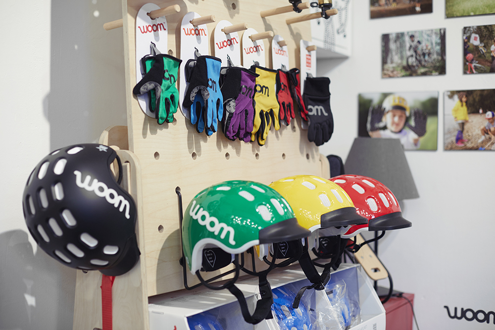 Кроме детских велосипедов мы продаем экипировку и аксессуары — приучаем родителей покупать детям шлем с самого первого велосипеда. Фото: Наталия Куприянова