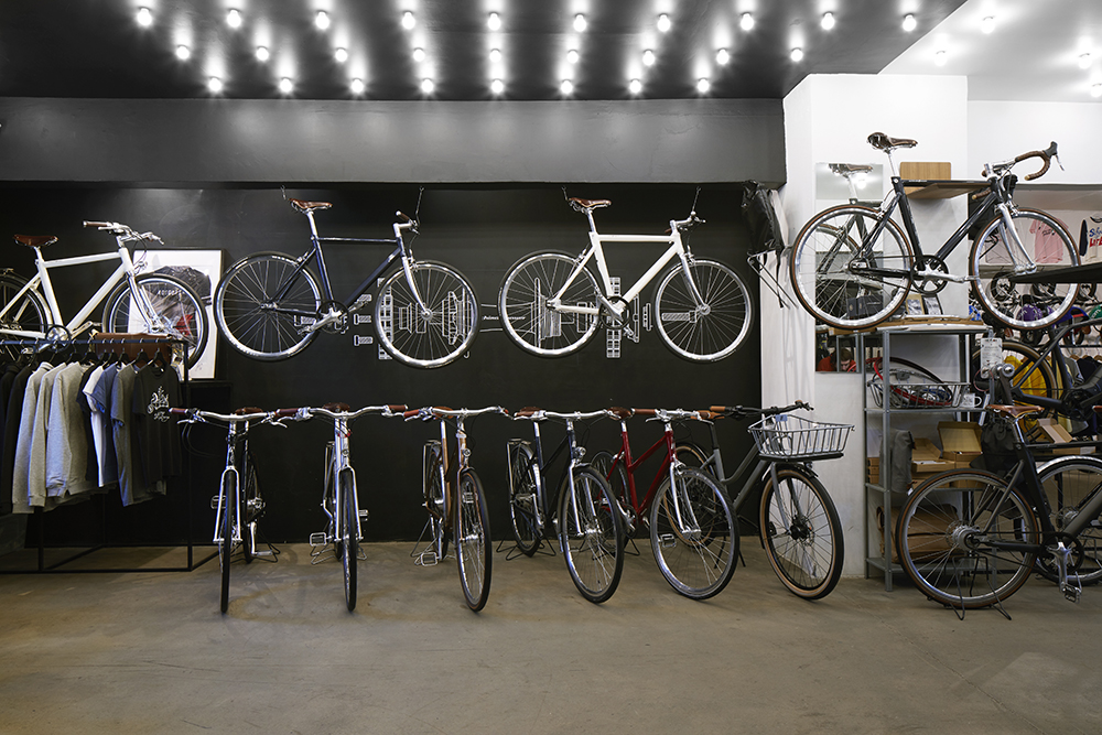 Велосипеды немецкого бренда Schindelhauer появились у нас в магазине одними из первых. Это легкие городские велосипеды с карбоновым ремнем вместо классической цепи. Фото: Наталия Куприянова