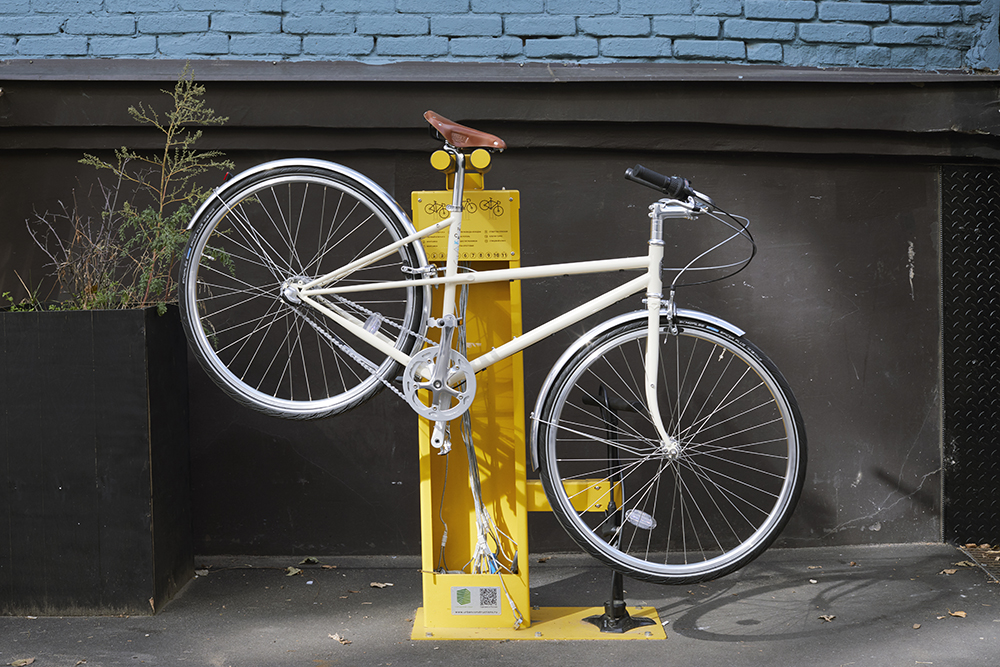 На улице недалеко от магазина мы поставили небольшую ремонтную стойку — можно сделать разный мелкий ремонт, например подвесить велосипед, если нужно накинуть слетевшую цепь. Еще можно подкачать колеса. Фото: Наталия Куприянова