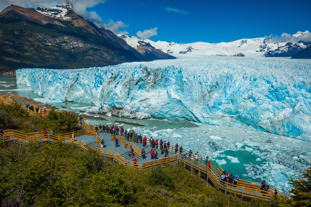 У ледника Перито-Морено всегда много туристов. Фото: Jefferson Bernardes / Shutterstock