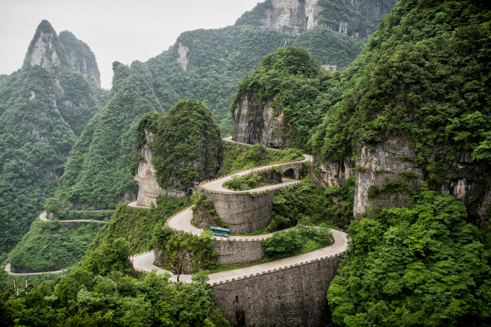 Из⁠-⁠за мощных бетонных ограждений и резкого перепада высот издалека эта дорога напоминает башни средневекового замка или Великую Китайскую стену. Фото: wonderlustpicstravel / Shutterstock